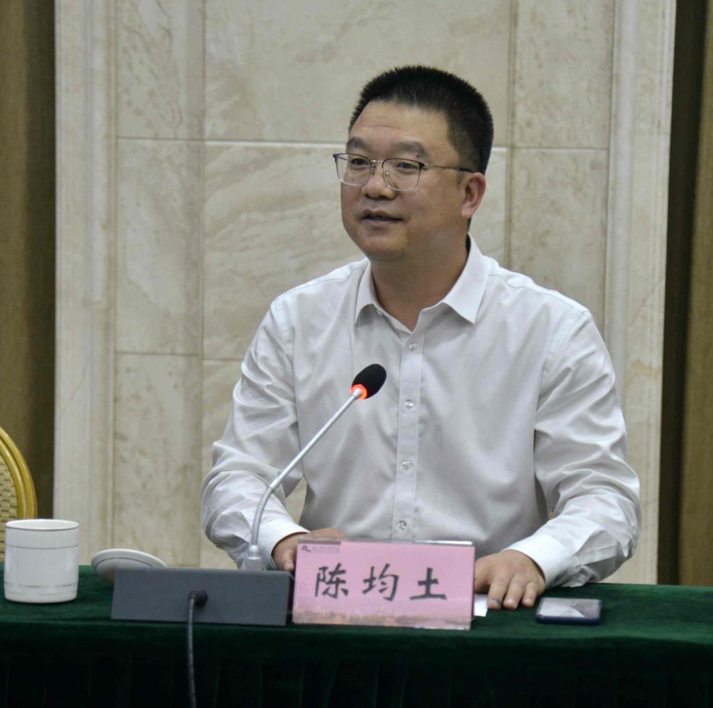 上图为陈均土副校长致欢迎辞