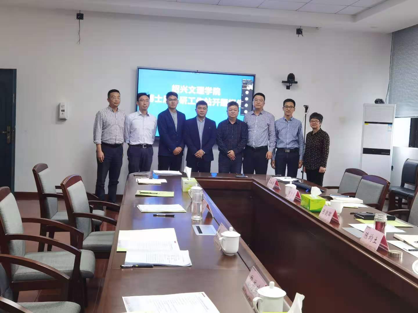 上图为博士后开题报告会合影